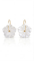 ✨ Boucles d’oreilles Fleur – Douceur nacrée & élégance florale