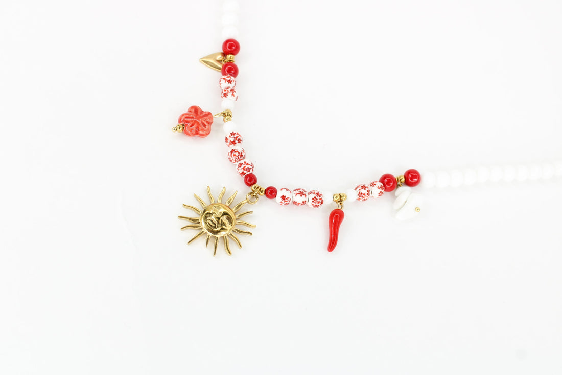 Collier Solara – Collier soleil doré et perles rouges porte-bonheur