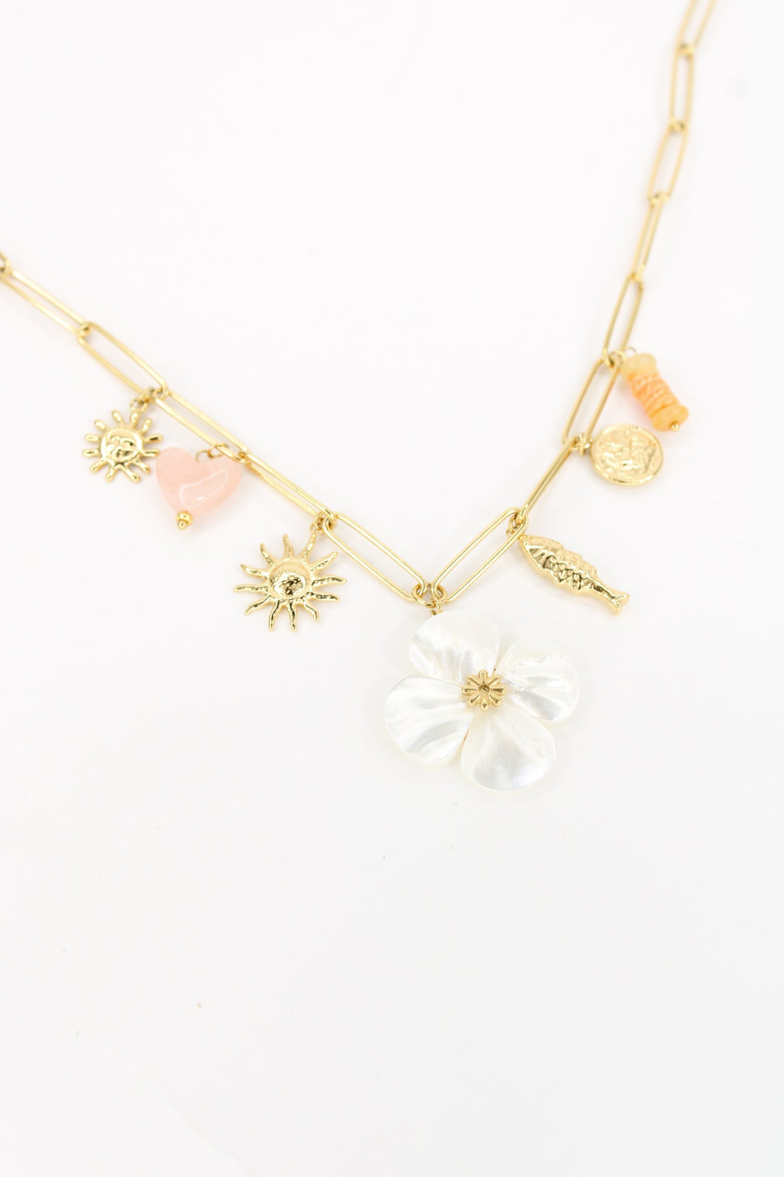 Collier Amalya – Collier charms fleur nacrée et symboles dorés en acier inoxydable