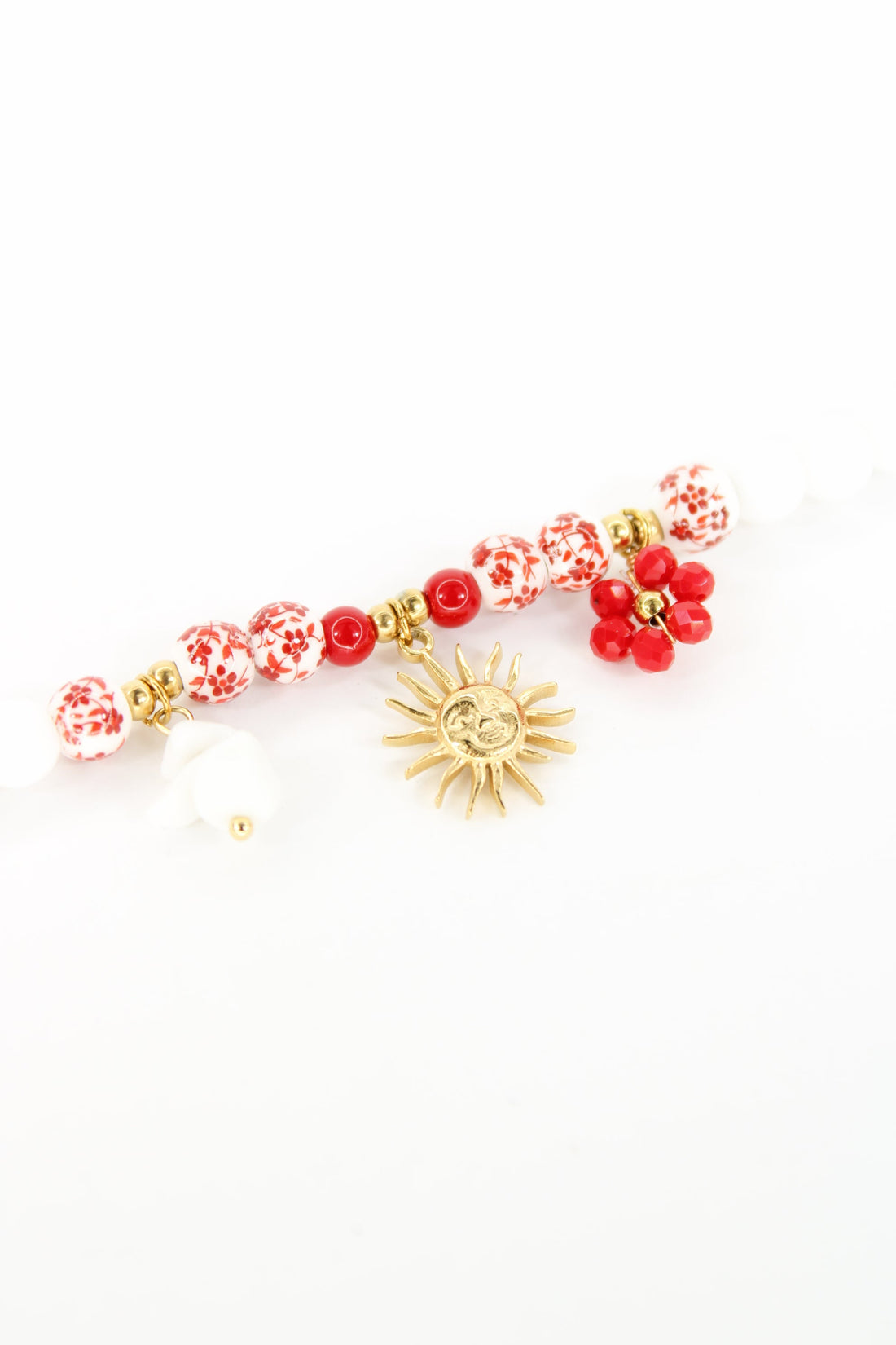 Collier Solara – Collier perles blanches et rouges avec soleil doré en acier inoxydable