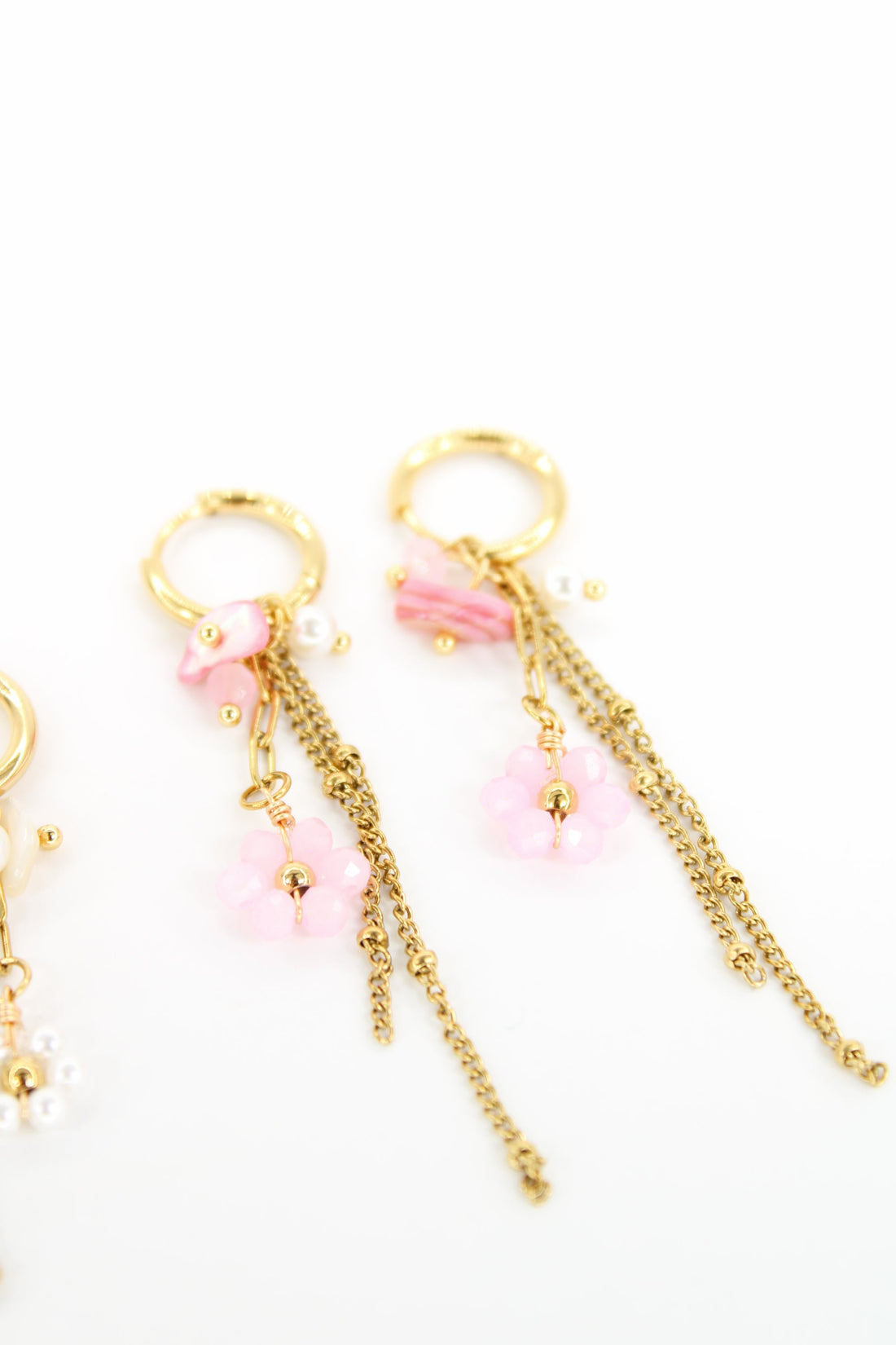 Boucles d’oreilles Flora – Créoles dorées pendantes avec perles et fleurs en acier inoxydable