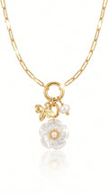 Collier "Esma" – Maille Trombone & Trio de Breloques : Fleur de Nacre, Abeille & Perle d'Eau Douce