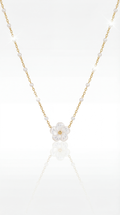 ✨ Collier Mini Fleur – Élégance délicate & touche nacrée